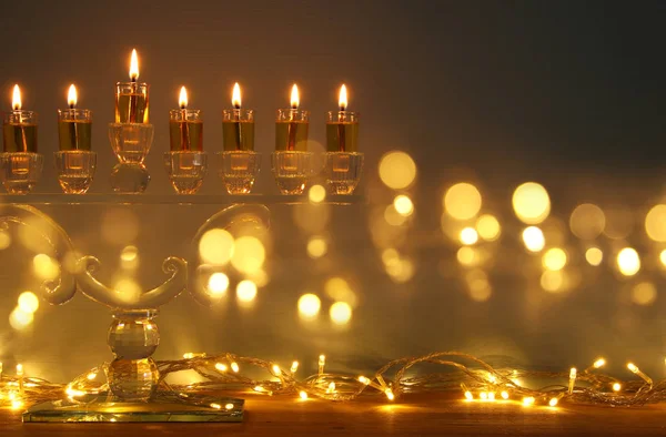 Afbeelding van Joodse vakantie Hanukkah achtergrond met menora (traditionele kandelaar) en kaarsen. — Stockfoto