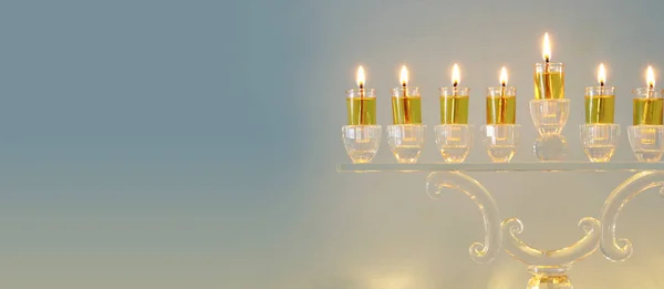 Bild des jüdischen Feiertags Chanukka Hintergrund mit Menora (traditionelle Leuchter) und Kerzen. — Stockfoto