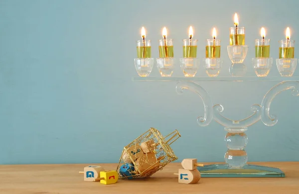 Imagen de las vacaciones judías fondo de Hanukkah con menorah (candelabros tradicionales) y velas ardientes . —  Fotos de Stock