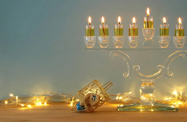 Bild des jüdischen Feiertags Chanukka Hintergrund mit Menora (traditionelle Leuchter) und brennenden Kerzen. — Stockfoto