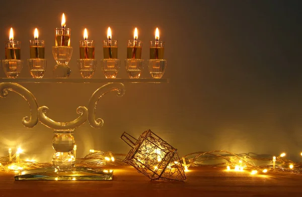 Bilden av judiska högtiden Hanukkah bakgrund menorah (traditionella kandelabrar) och brinnande ljus. — Stockfoto