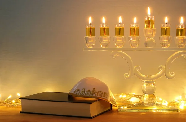 Afbeelding van Joodse vakantie Hanukkah achtergrond met menora (traditionele kandelaar) en brandende kaarsen. — Stockfoto