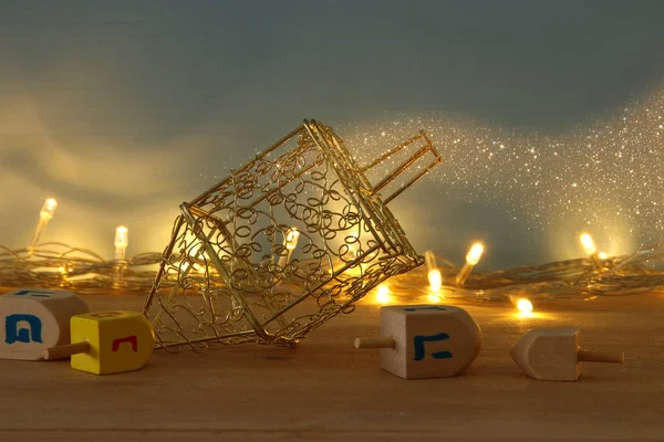 Imagem de férias judaicas Hanukkah fundo com menorah (candelabro tradicional) e velas ardentes . Imagem De Stock