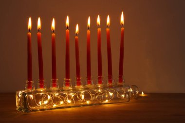 Yahudi tatil Hanukkah menorah (geleneksel Mumluk) ve mumlar arka plan görüntü.