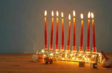Yahudi tatil Hanukkah menorah (geleneksel Mumluk) ve mumlar arka plan görüntü.