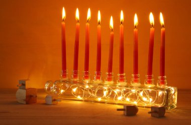 Yahudi tatil Hanukkah menorah (geleneksel Mumluk) ve mumlar arka plan görüntü.