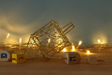 Yahudi tatil Hanukkah menorah (geleneksel Mumluk) ve yanan mumlar arka plan görüntü.