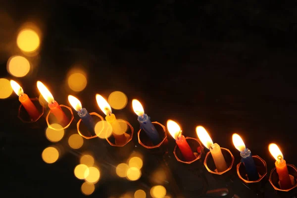 Joodse vakantie Hanukkah achtergrond met menora (traditionele kandelaar) en brandende kaarsen — Stockfoto