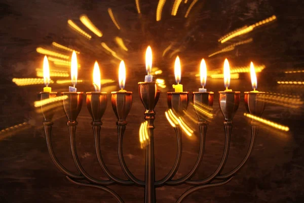 Vacaciones judías fondo Hanukkah con menorah (candelabros tradicionales) y velas encendidas —  Fotos de Stock