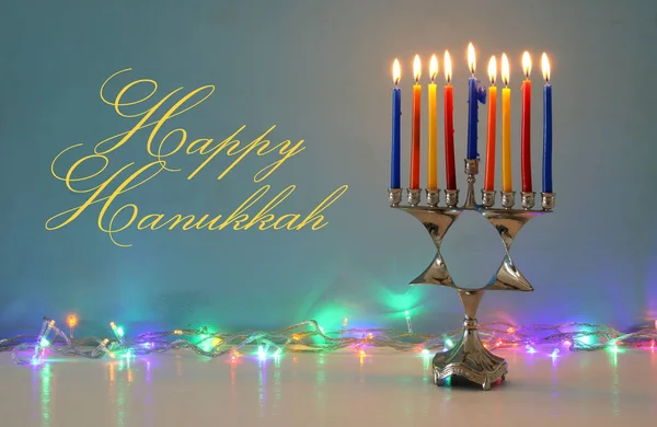 Yahudi tatil Hanukkah menorah (geleneksel Mumluk) ve yanan mumlar arka plan görüntü. — Stok fotoğraf