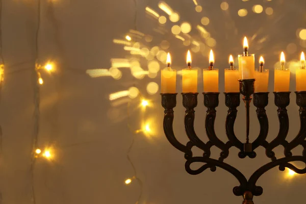 Immagine low key della vacanza ebraica Hanukkah sfondo con menorah (candelabro tradizionale ) — Foto Stock