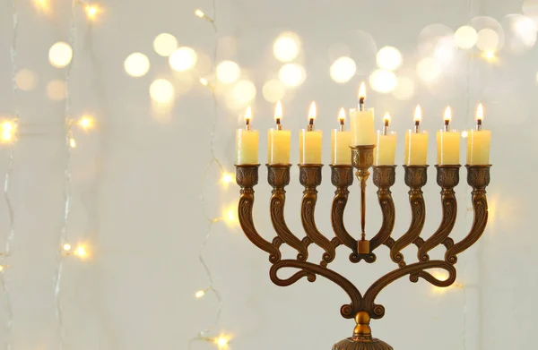 Imagen de vacaciones judías Hanukkah fondo con menorah (candelabro tradicional ) —  Fotos de Stock