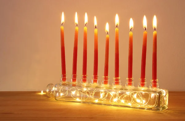 Imagem de férias judaicas Hanukkah fundo com menorah (candelabro tradicional) e velas . — Fotografia de Stock