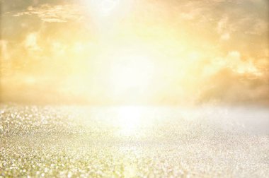 Altın glitter vintage ışıklar arka plan. odaklı de.