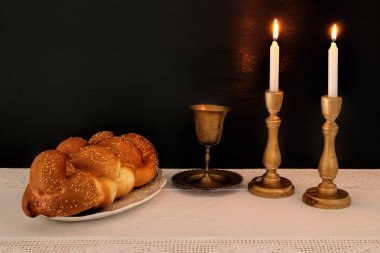Şabat görüntü. Challah ekmek, Şabat şarap ve mumlar masada.