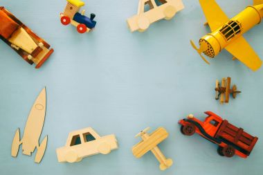 Çeşitli arabalar ve uçaklar oyuncak kümesi. Üstten Görünüm görüntü.