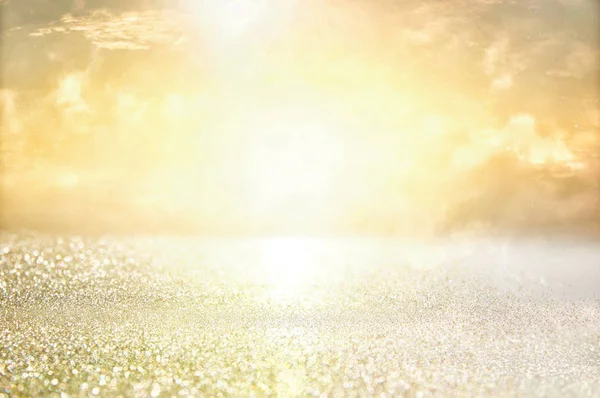 Altın glitter vintage ışıklar arka plan. odaklı de.