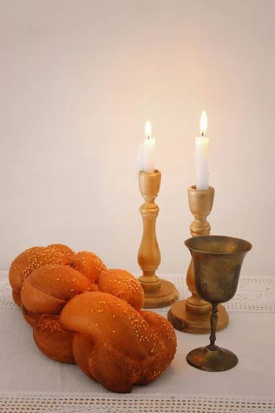 Imagen de shabbat. Pan, vino de shabbat y velas sobre la mesa . —  Fotos de Stock