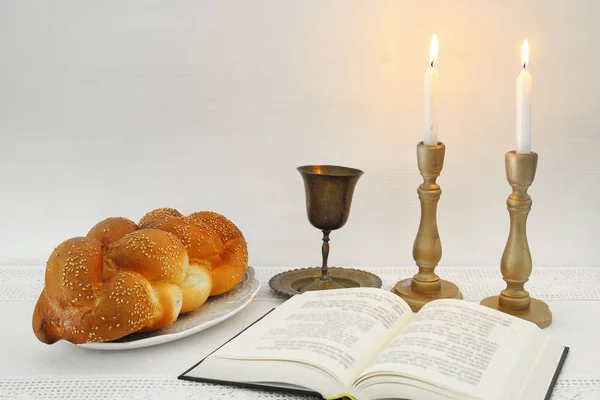 Shabbat-Image. Challah-Brot, Shabbat-Wein und Kerzen auf dem Tisch. — Stockfoto