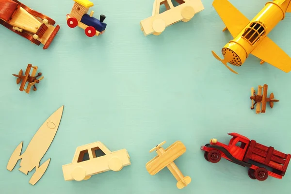 Set van verschillende auto's en vliegtuigen speelgoed. Bovenaanzicht afbeelding. — Stockfoto