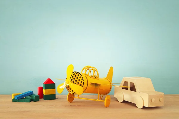 다양 한 자동차 및 비행기 장난감 나무 테이블 세트. — 스톡 사진