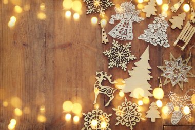 Üstten Görünüm resim Noel şenlikli süslemeleri ahşap arka plan üzerinde. Düz yatıyordu.