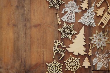 Üstten Görünüm resim Noel şenlikli süslemeleri ahşap arka plan üzerinde. Düz yatıyordu.