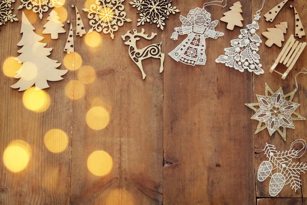 Vista superior de la imagen de las decoraciones navideñas sobre fondo de madera. Puesta plana . —  Fotos de Stock