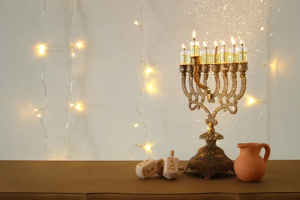 Imagen de las vacaciones judías fondo Hanukkah con la parte superior spinnig tradicional, menorah (candelabros tradicionales ) — Foto de Stock