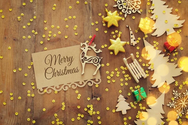 Image de vue du dessus des décorations festives de Noël à côté de la note sur un vieux fond en bois . — Photo