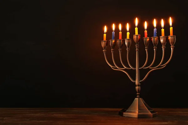 Vacaciones judías fondo Hanukkah con menorah (candelabros tradicionales) y velas encendidas —  Fotos de Stock