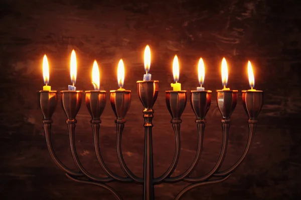 Jüdischer Feiertag Chanukka Hintergrund mit Menora (traditioneller Leuchter) und brennenden Kerzen — Stockfoto