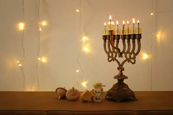 Låg bild av judiska högtiden Hanukkah bakgrund med traditionella spinnig topp, menorah (traditionella kandelabrar) — Stockfoto