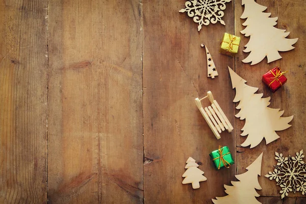 Bovenaanzicht afbeelding van feestelijke kerstversieringen op houten achtergrond. Plat leggen. — Stockfoto