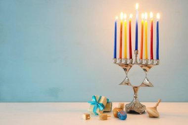Yahudi tatil Hanukkah menorah (geleneksel Mumluk) ve mumlar arka plan görüntü.