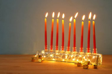 Yahudi tatil Hanukkah menorah (geleneksel Mumluk) ve mumlar arka plan görüntü.