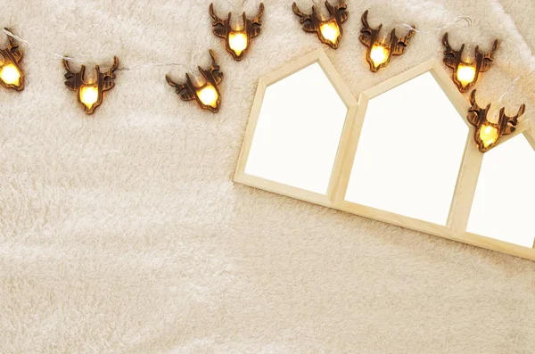 Casas vacías forman marcos de fotos de madera sobre una alfombra de piel acogedora y cálida. Para montaje fotográfico. Diseño de estilo escandinavo — Foto de Stock