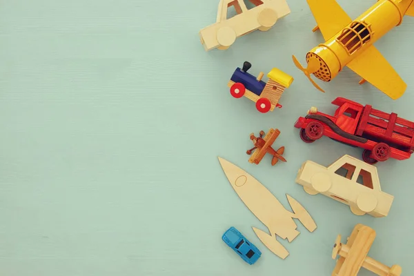 Set von verschiedenen Autos und Flugzeugen Spielzeug. Bild von oben. — Stockfoto