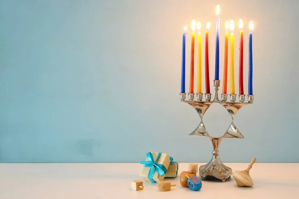 Afbeelding van Joodse vakantie Hanukkah achtergrond met menora (traditionele kandelaar) en kaarsen. — Stockfoto