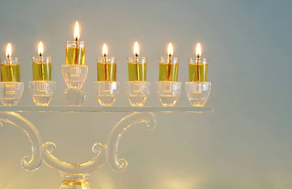 Bild des jüdischen Feiertags Chanukka Hintergrund mit Menora (traditionelle Leuchter) und Kerzen. — Stockfoto