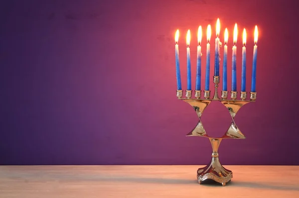 A zsidó ünnep a Hanuka menorah (hagyományos kandeláberek) és égő gyertyák háttér kép. — Stock Fotó