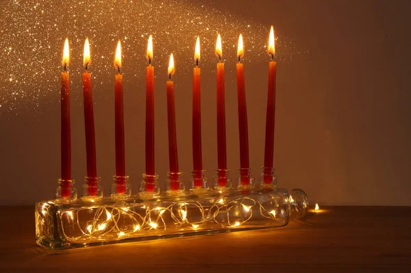 Imagen de vacaciones judías fondo Hanukkah con menorah (candelabros tradicionales) y velas . —  Fotos de Stock