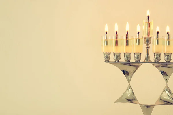 ユダヤ人の祝日のハヌカ本枝の燭台 (伝統的な燭台) やキャンドルで背景のイメージ. — ストック写真