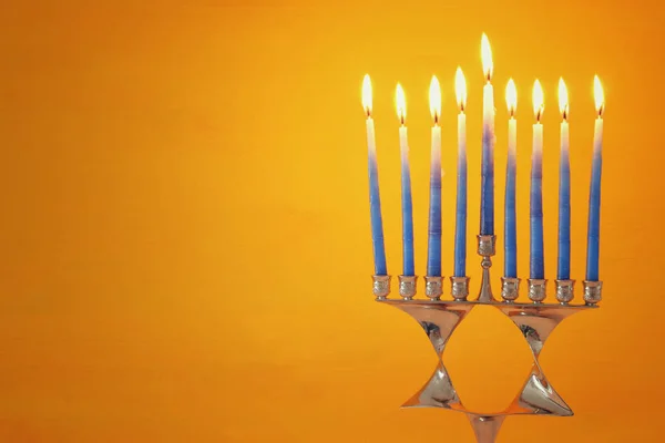 Afbeelding van Joodse vakantie Hanukkah achtergrond met menora (traditionele kandelaar) en kaarsen. — Stockfoto