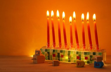 Yahudi tatil Hanukkah menorah (geleneksel Mumluk) ve mumlar arka plan görüntü.