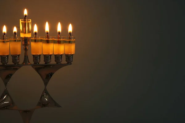 Imagen de las vacaciones judías fondo de Hanukkah con menorah (candelabros tradicionales) y velas ardientes . —  Fotos de Stock