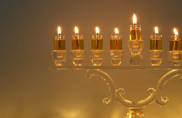 Bilden av judiska högtiden Hanukkah bakgrund med menorah (traditionella kandelabrar) och ljus. — Stockfoto