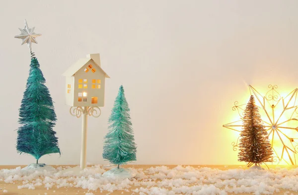 Immagine di alberi di Natale su tavola di legno innevata . — Foto Stock