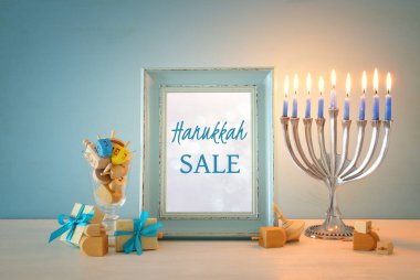 Yahudi tatil Hanukkah menorah (geleneksel Mumluk) ve yanan mumlar arka plan görüntü.