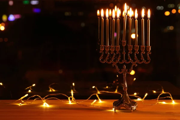 Imagem de férias judaicas Hanukkah fundo com menorah (candelabro tradicional) e velas ardentes — Fotografia de Stock